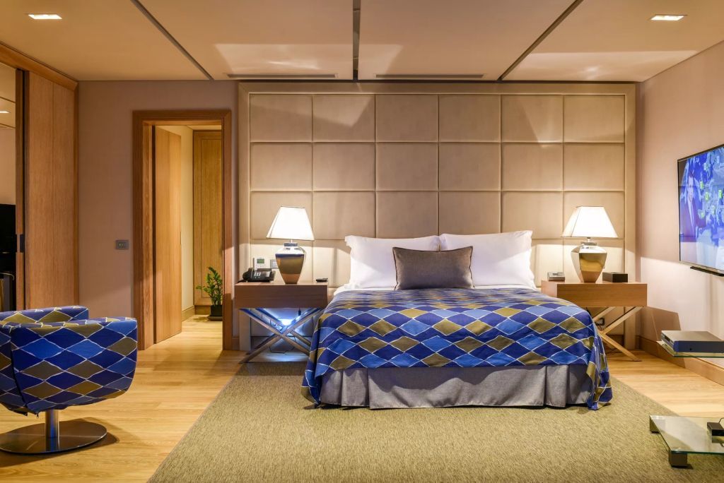 Elegantes Schlafzimmer mit Doppelbett und stilvollem Dekor im Elounda Beach Hotel