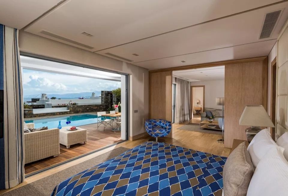 Zimmer mit Blick auf private Terrasse und Pool im Elounda Beach Hotel