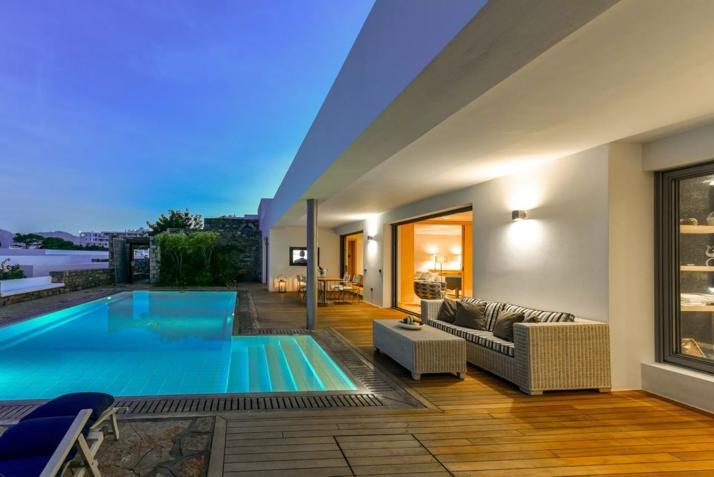 Beleuchtete Terrasse mit privatem Pool am Abend im Elounda Beach Hotel