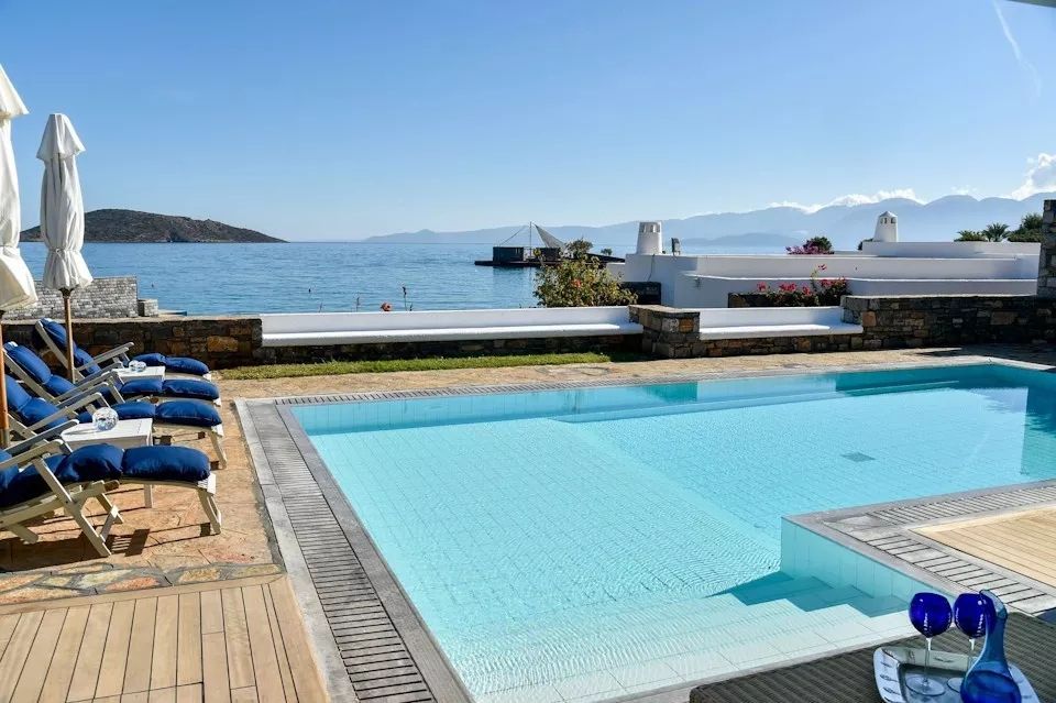 Privater Pool mit Blick auf das Meer im Elounda Beach Hotel