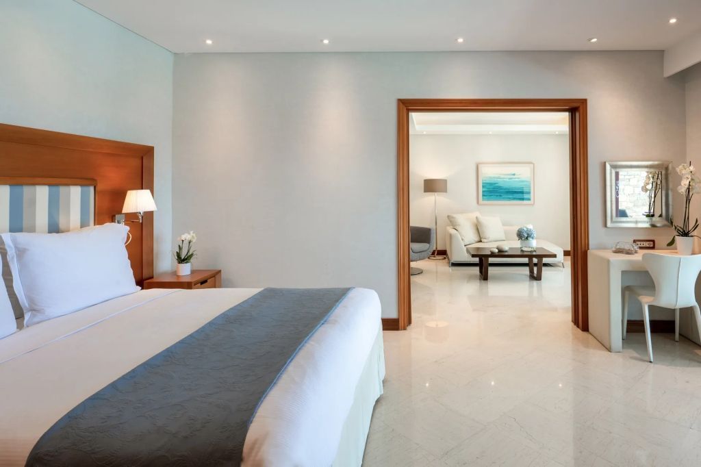 Geräumiges Schlafzimmer mit Blick in den Wohnbereich einer Villa.