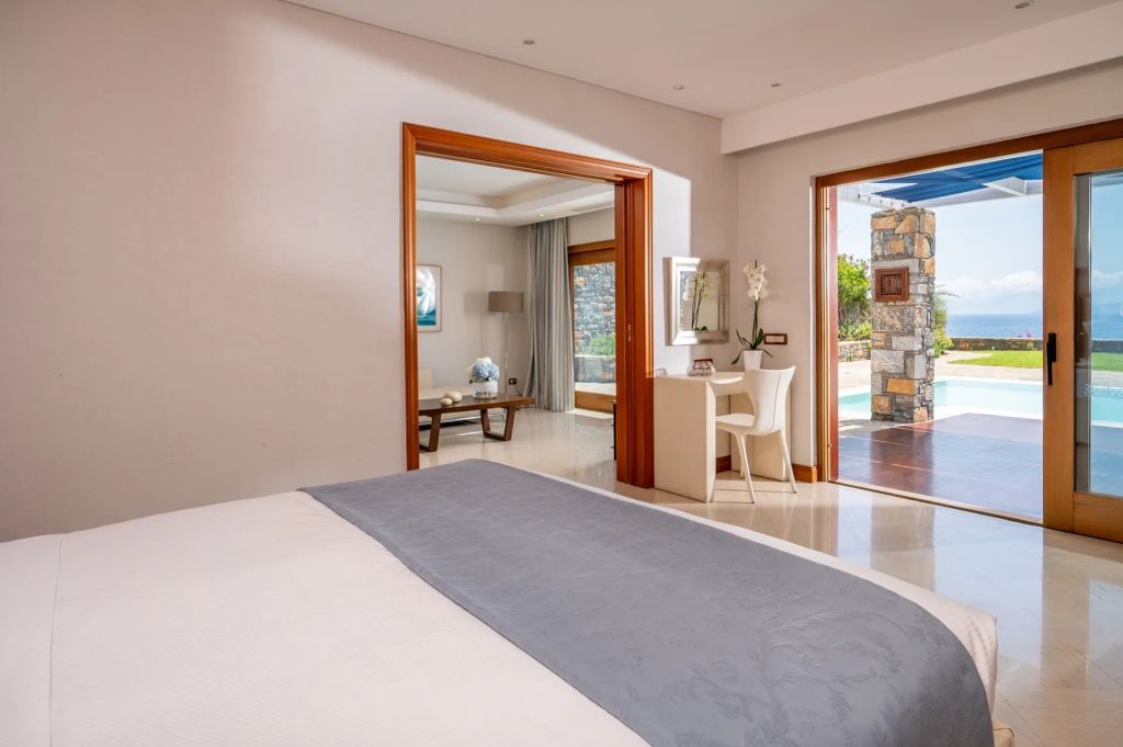 Zimmerblick mit Zugang zum privaten Poolbereich und hellem Interieur.