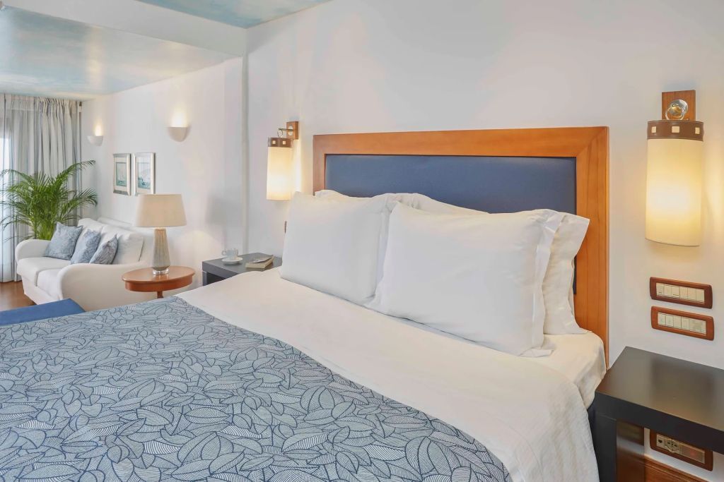 Komfortables Bett im eleganten Island Bungalow mit Nachtleuchten