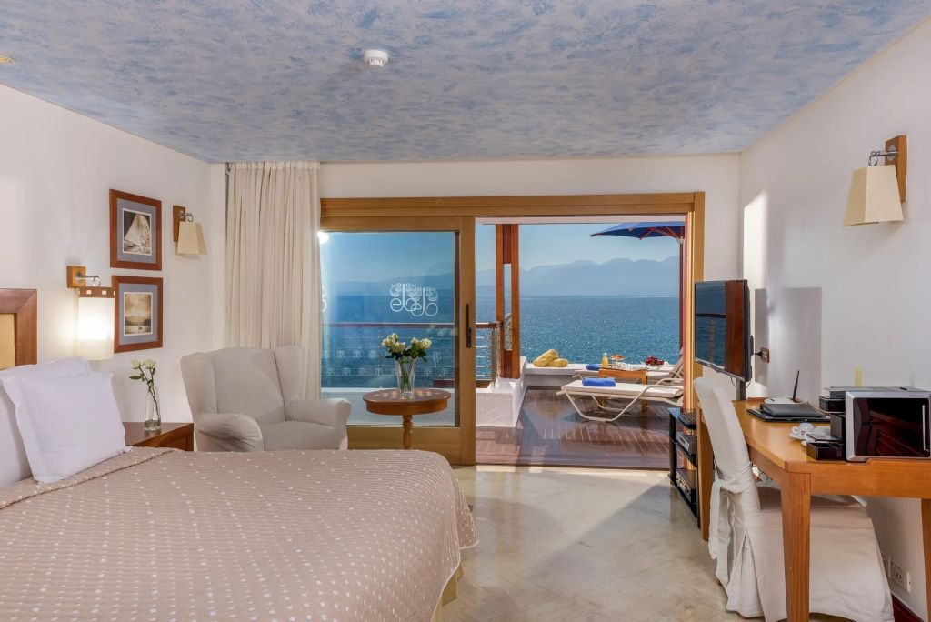 Helles Schlafzimmer mit Meerblick und Zugang zur Terrasse