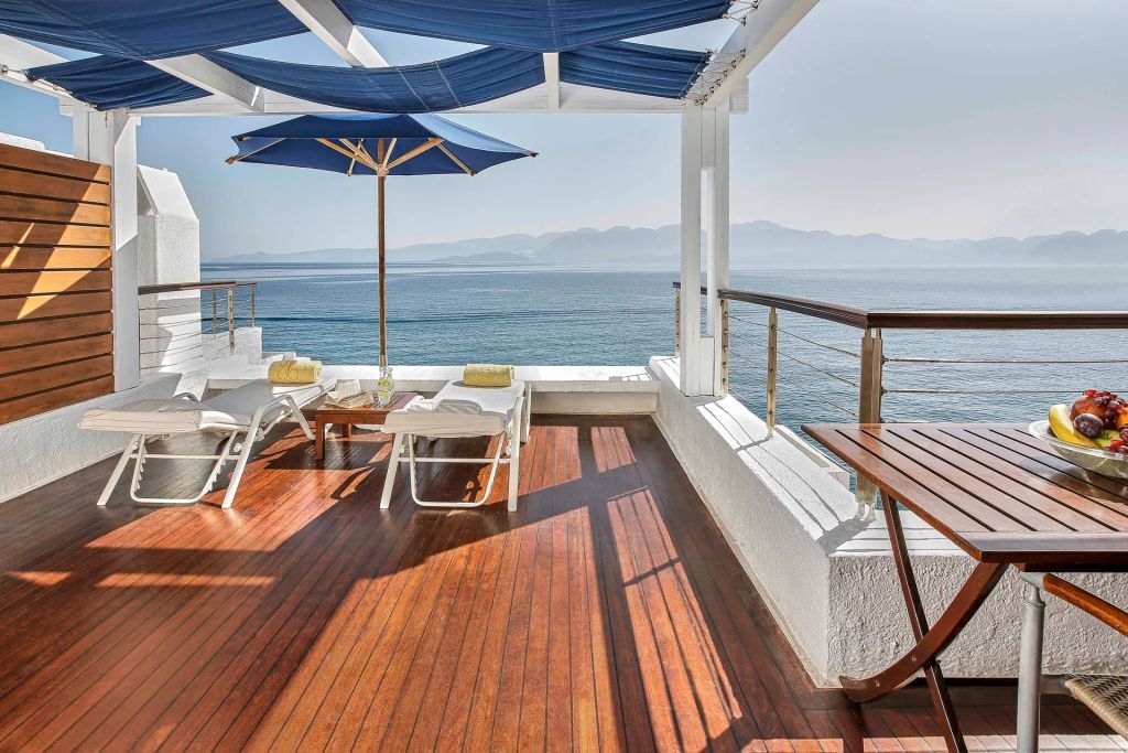 Sonnendeck mit Liegestühlen und Blick auf das Meer
