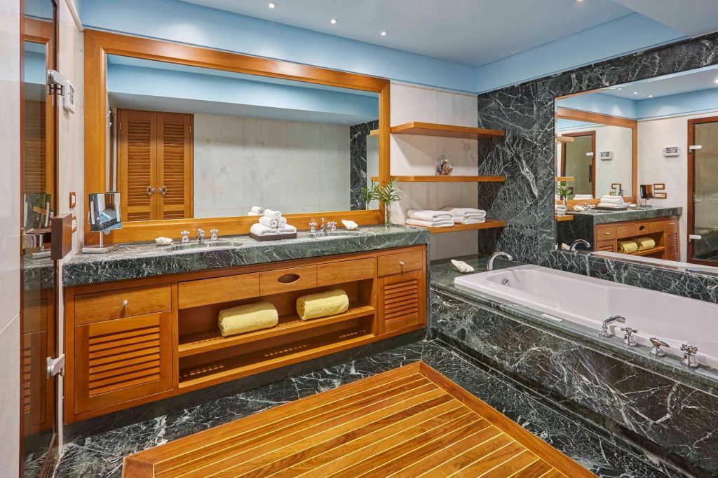 Luxuriöses Badezimmer mit Marmor und Whirlpool