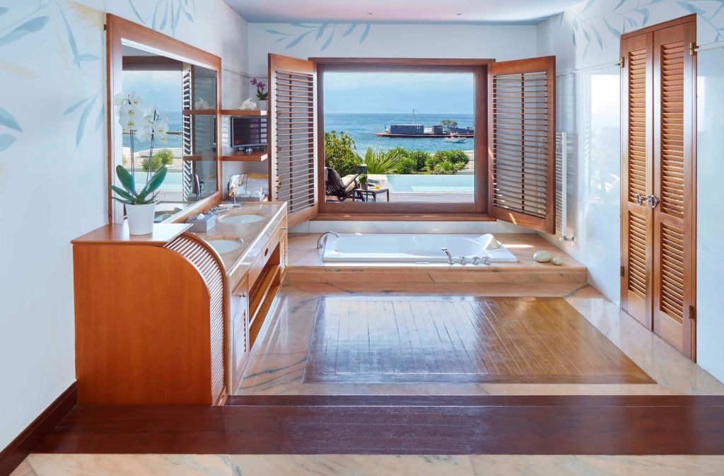 Modernes Badezimmer mit großer Wanne und Meerblick