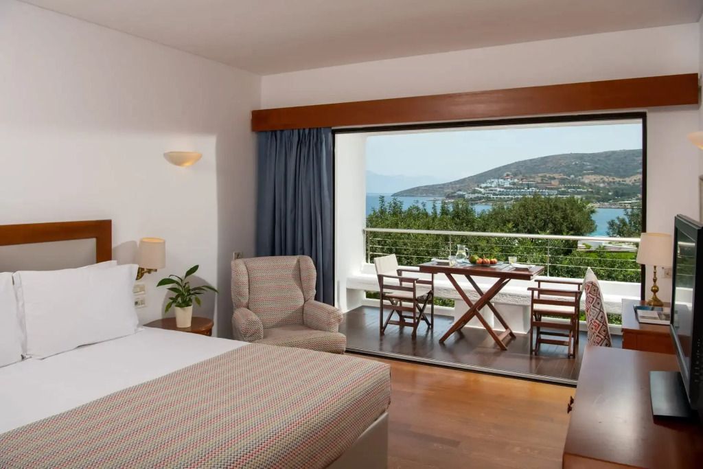 Helles Zimmer mit Meerblick und Balkon im Elounda Beach Hotel & Villas