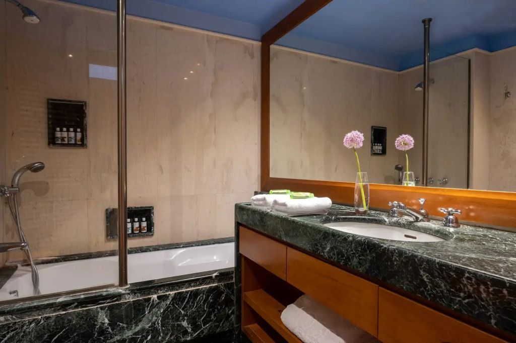 Modernes Badezimmer mit Marmorakzenten im Elounda Beach Hotel & Villas