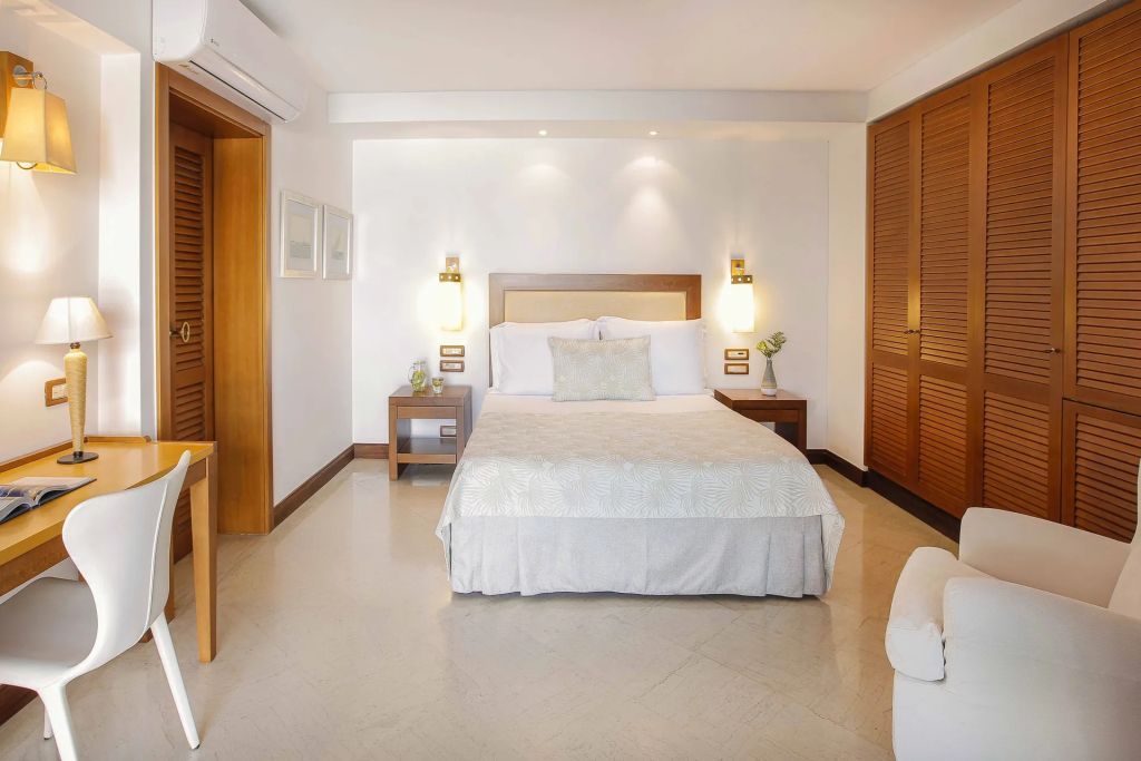Geräumiges Schlafzimmer in einem Luxus-Bungalow mit elegantem Design und Holzdetails