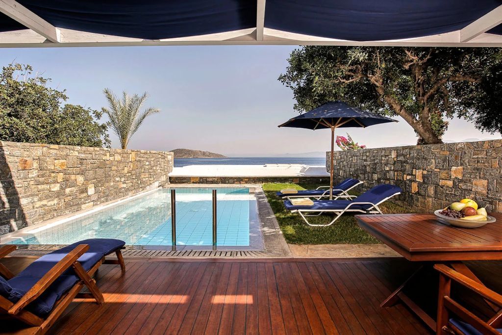 Privater Pool mit Sonnenliegen und Meerblick in einem Bungalow
