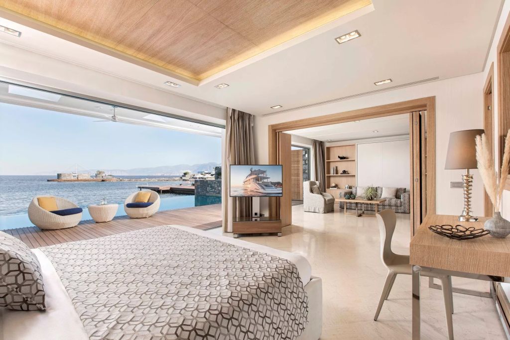 Luxuriöse Suite mit Blick auf das Meer und eigenem Pool im Elounda Beach Hotel