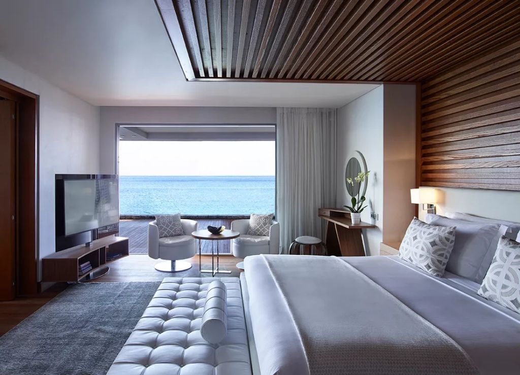 Helles Zimmer mit großem Bett und Panoramafenster zum Meer