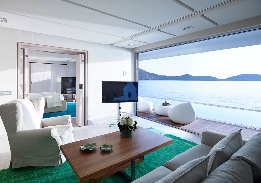 Wohnbereich der Suite mit direktem Zugang zur Terrasse und Meerblick