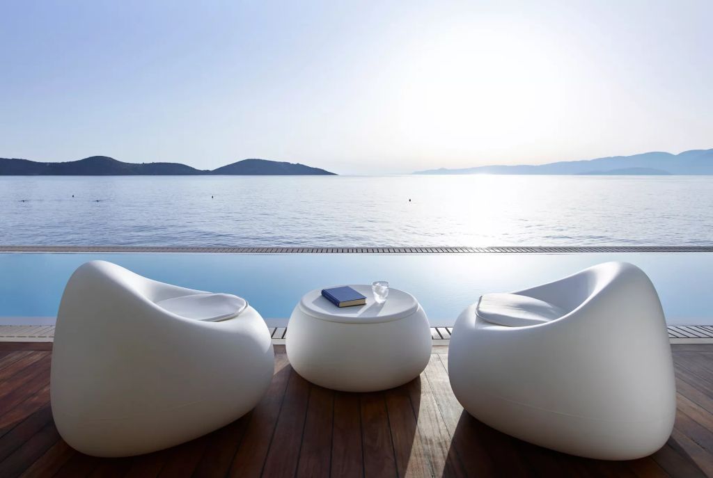 Terrasse mit Lounge-Sesseln und Traumausblick auf das Meer im Elounda Beach Hotel