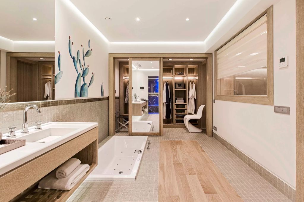 Modernes Badezimmer mit freistehender Badewanne und großzügigem Ankleidebereich
