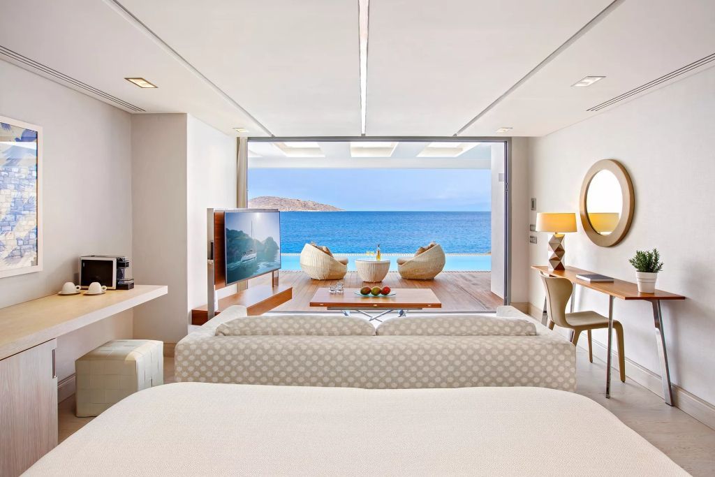Luxuriöse Suite mit Blick auf das Meer und privatem Pool