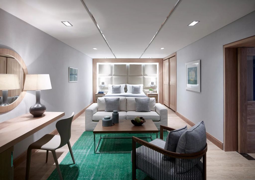 Modernes Schlafzimmer in stilvollem Design mit Beleuchtung