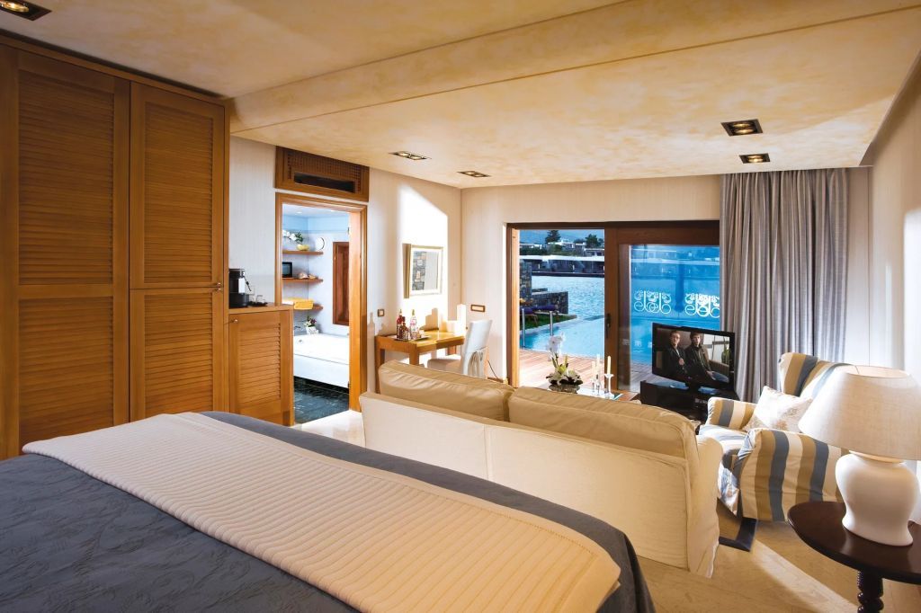 Gemütliches Zimmer mit Blick auf den privaten Pool und das Meer