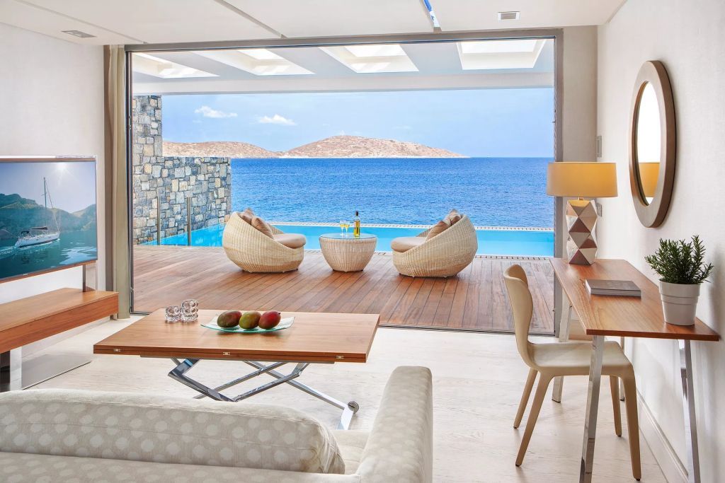 Schicke Suite mit offenem Wohnbereich und Blick auf das Meer