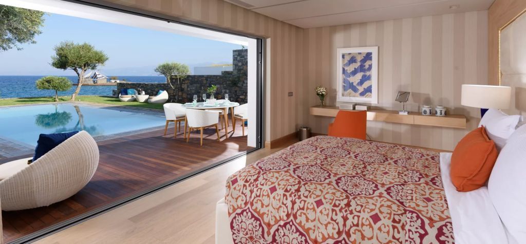 Komfortables Schlafzimmer mit Blick auf private Terrasse und Meerblick