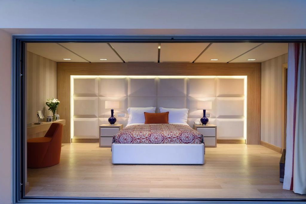 Elegantes Schlafzimmer mit modernem Design und warmem Licht