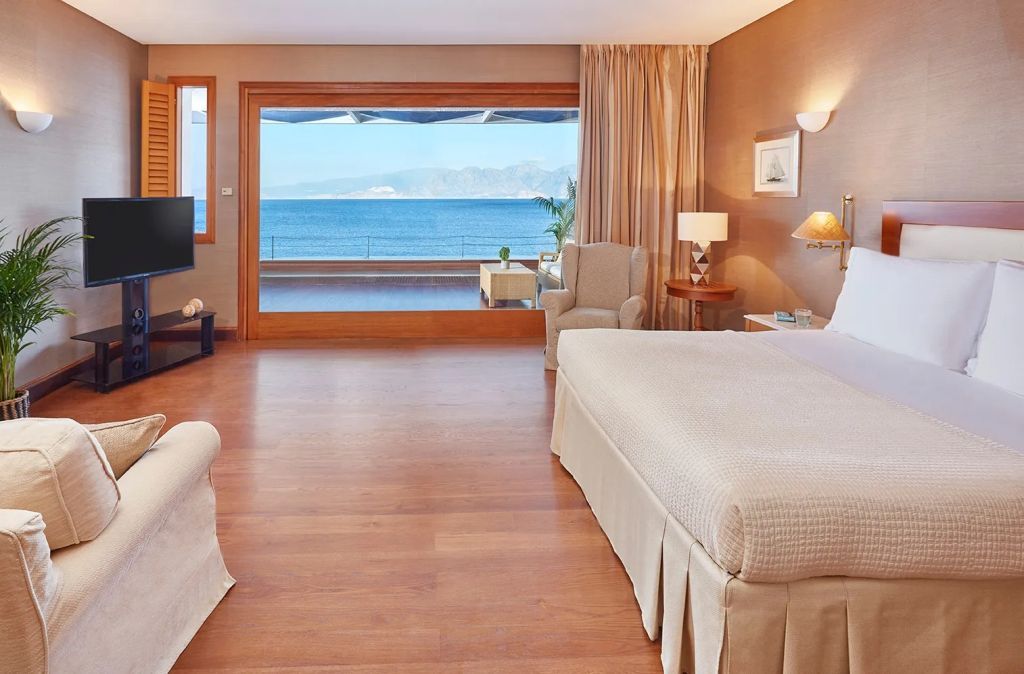 Großzügige Suite mit Blick auf das Meer und modernem Interieur