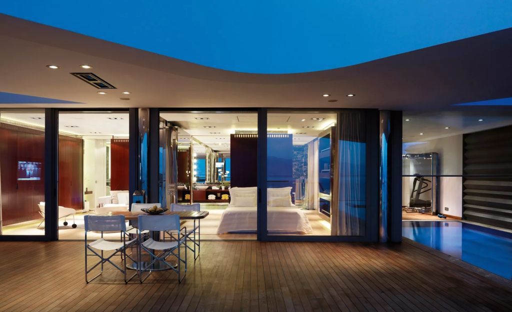 Modernes Schlafzimmer mit Terrassenblick in der Yachting Villa