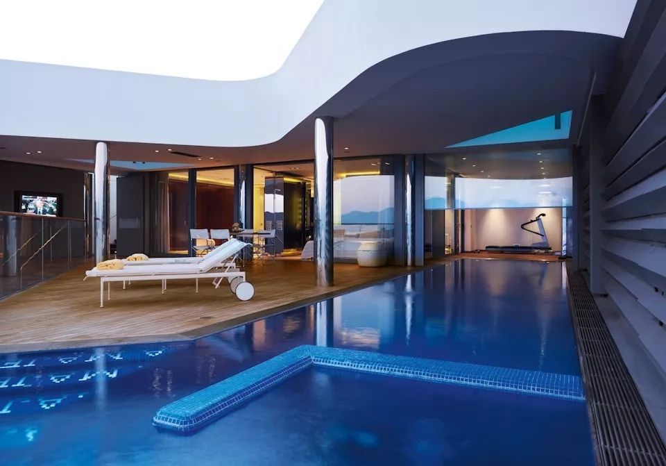 Privater Pool mit Blick in die Yachting Villa bei Nacht