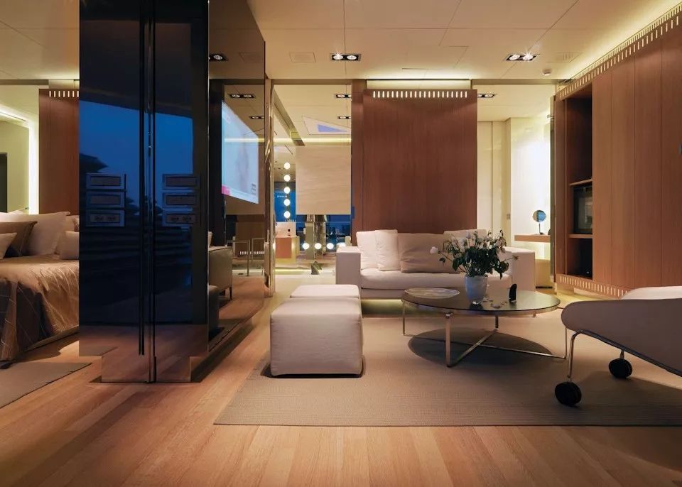 Moderne, stilvolle Lounge im Yachtstil mit gemütlichem Sofabereich und sanfter Beleuchtung