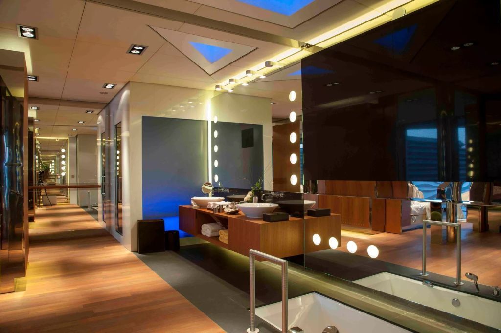 Luxuriöses Badezimmer mit modernem Design und stilvoller Beleuchtung