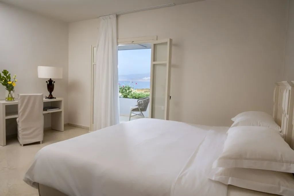 Helles Schlafzimmer mit Meerblick von der Terrasse in der Aegean Pool Villa.