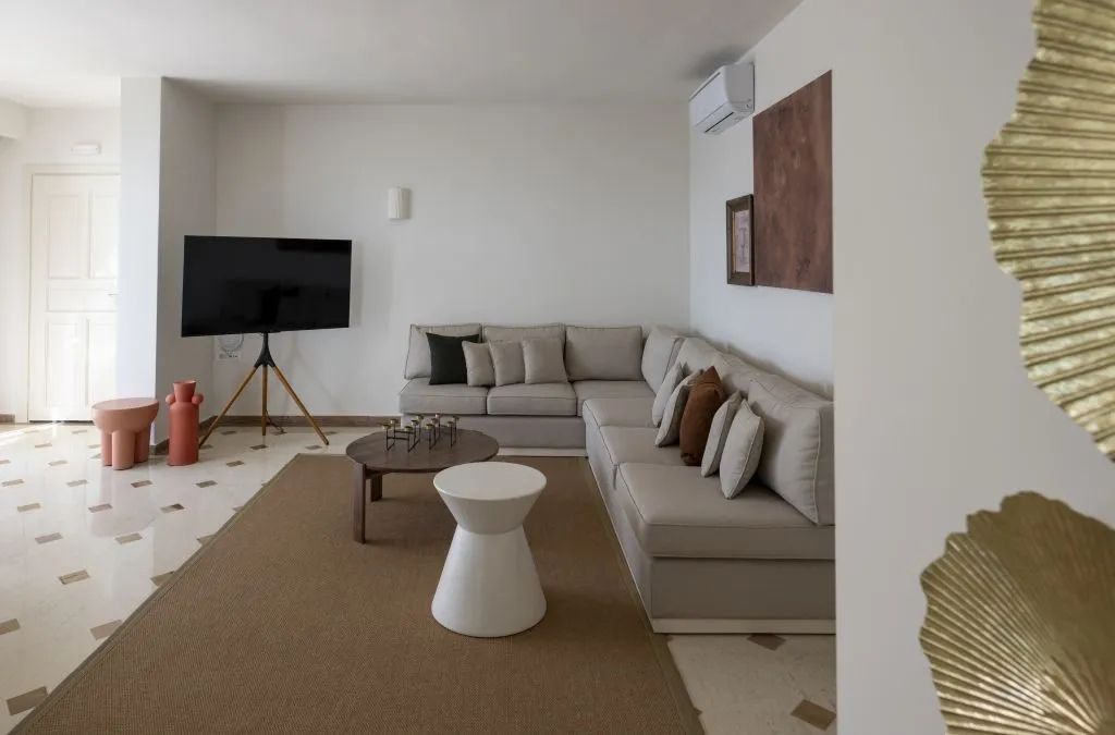Gemütliches Wohnzimmer mit moderner Dekoration und Flachbildschirm.
