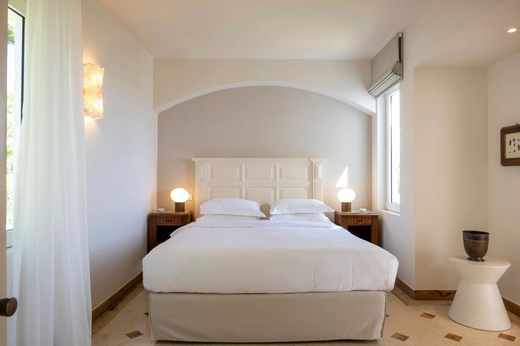 Luxuriöses Schlafzimmer mit Doppelbett und eleganter Beleuchtung