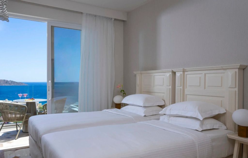 Doppelzimmer mit Meerblick und großer Glasfensterfront
