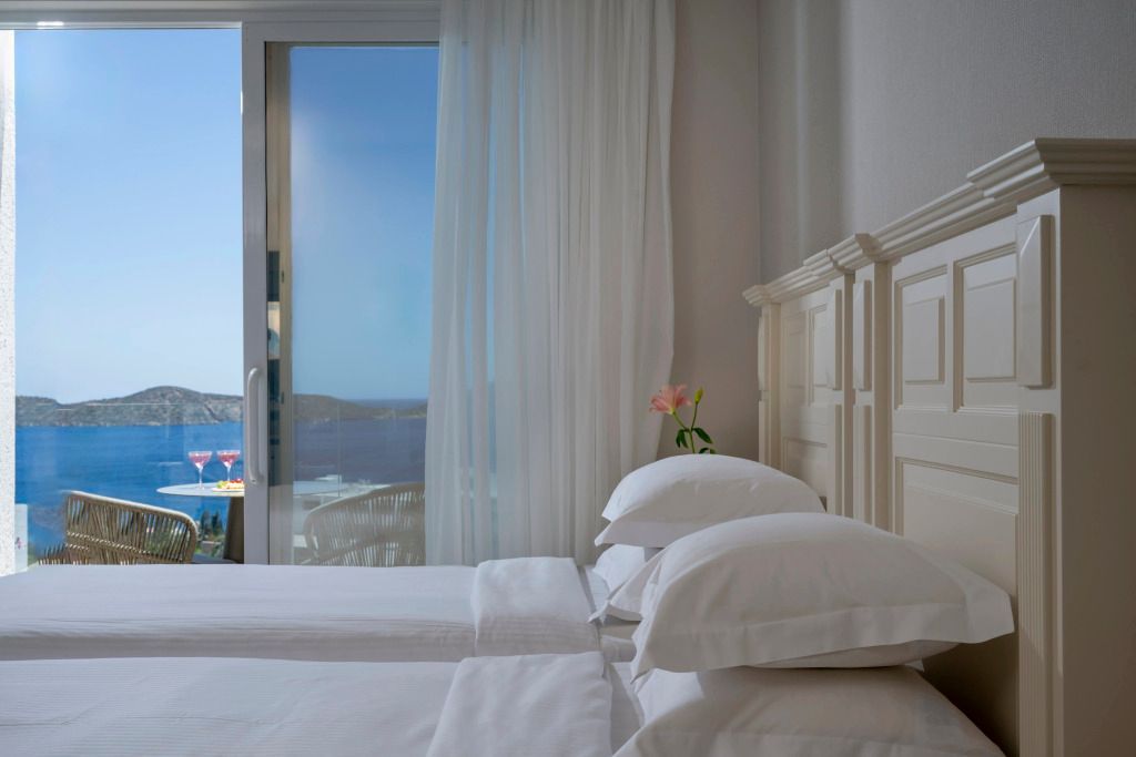 Zweibettzimmer mit spektakulärem Blick aufs Meer durch große Fenster