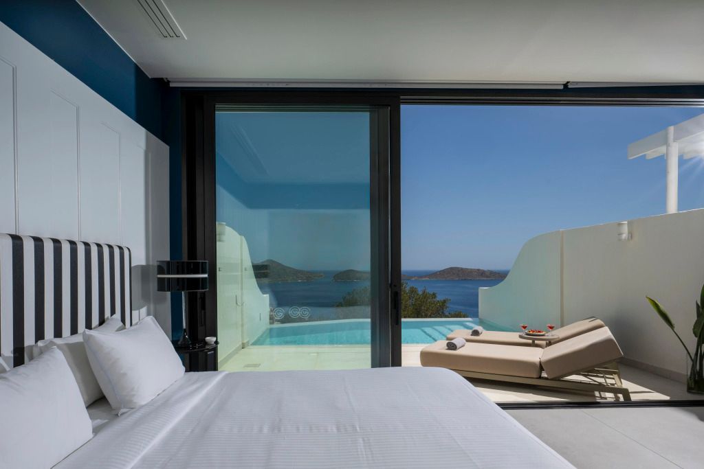 Junior-Suite mit Doppelbett und spektakulärer Aussicht auf das Meer und Pool