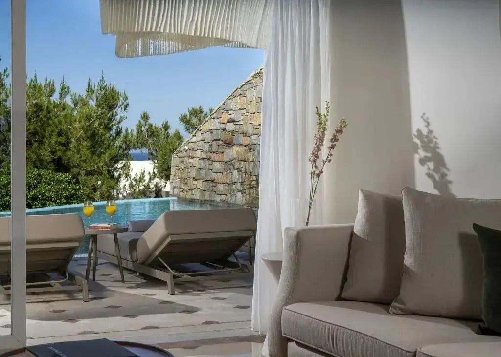 Terrasse mit Liegestühlen und privatem Pool. Zugang vom Wohnzimmer aus.