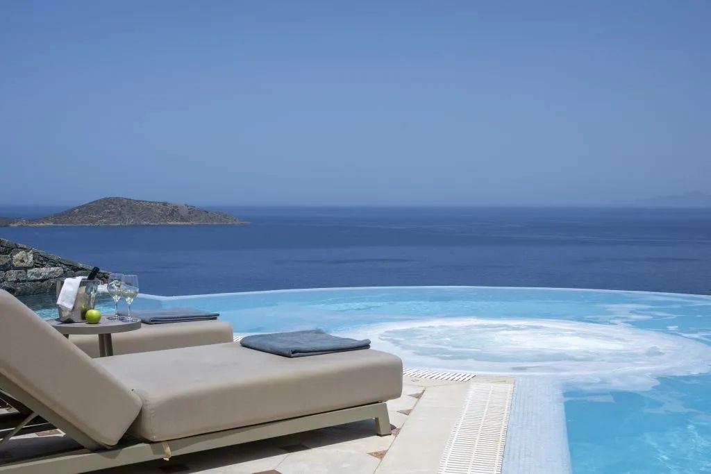 Infinity-Pool mit Blick aufs Meer und bequemen Liegen