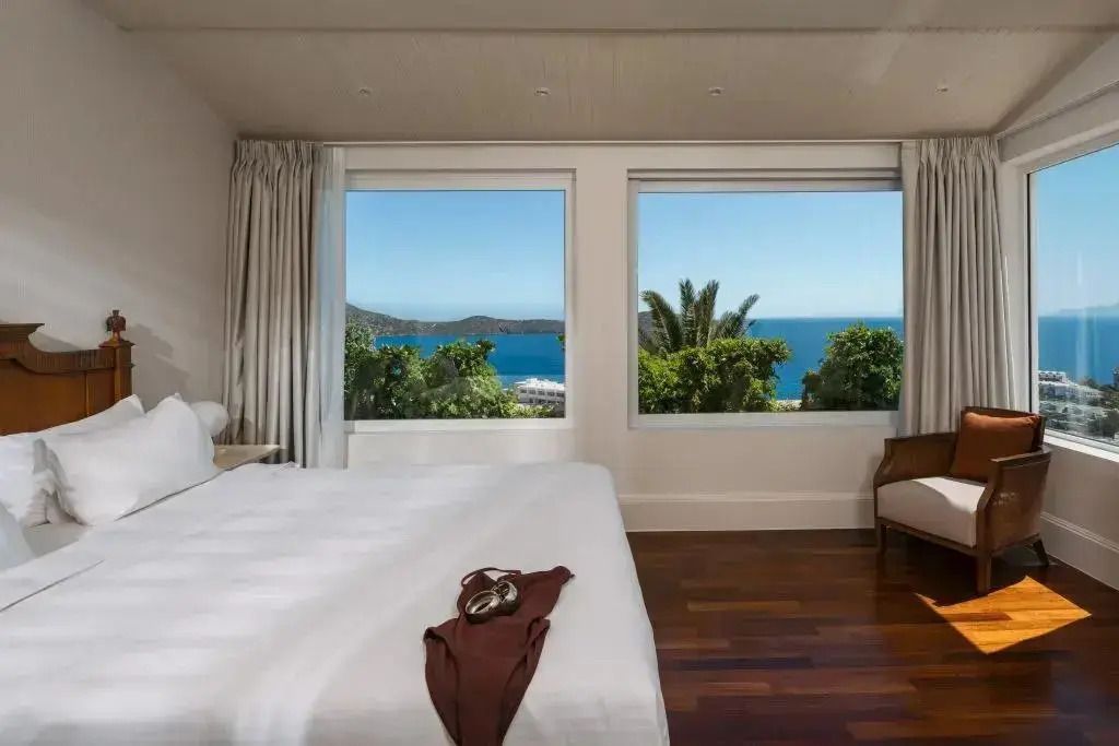 Großes Schlafzimmer mit Meerblick und modernen Möbeln