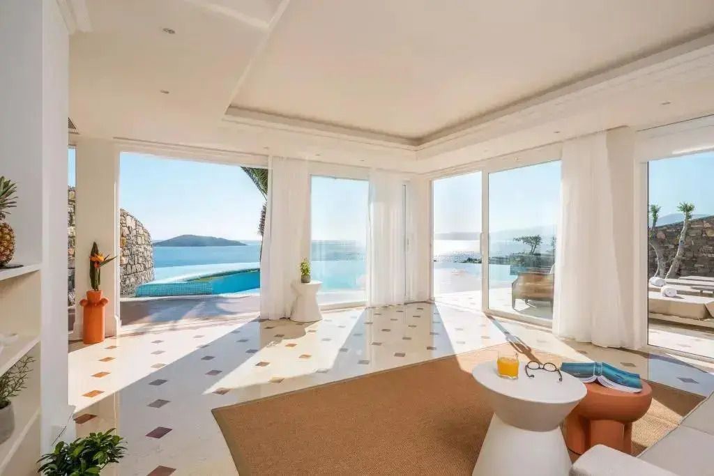 Wohnbereich mit Zugang zu privatem Pool und Meerblick