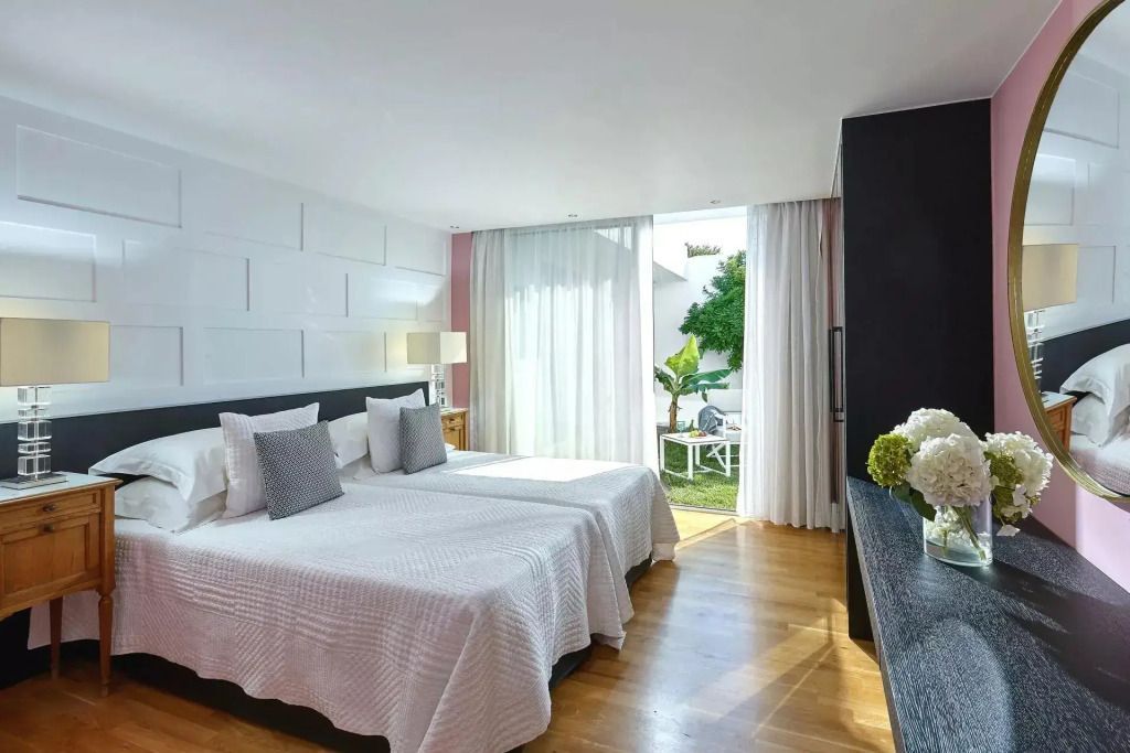 Modernes Schlafzimmer mit zwei Einzelbetten und Zugang zur Terrasse