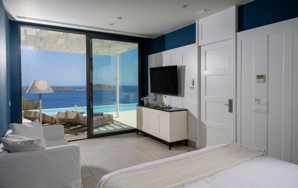 Zimmer mit Meerblick und Zugang zur Terrasse über große Glastüren