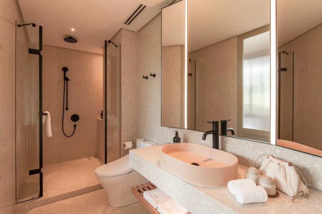 Modernes Badezimmer mit großer Dusche, stilvollem Waschbecken und sanften Farben
