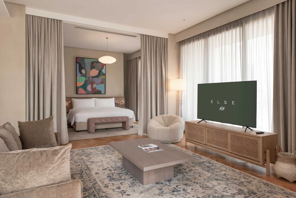 Elegantes Schlafzimmer einer Suite mit stilvoller Kunst und weicher Beleuchtung