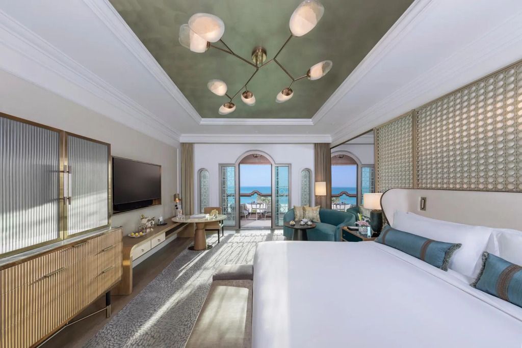 Luxuriöses Hotelzimmer mit Blick auf das Meer durch französische Türen