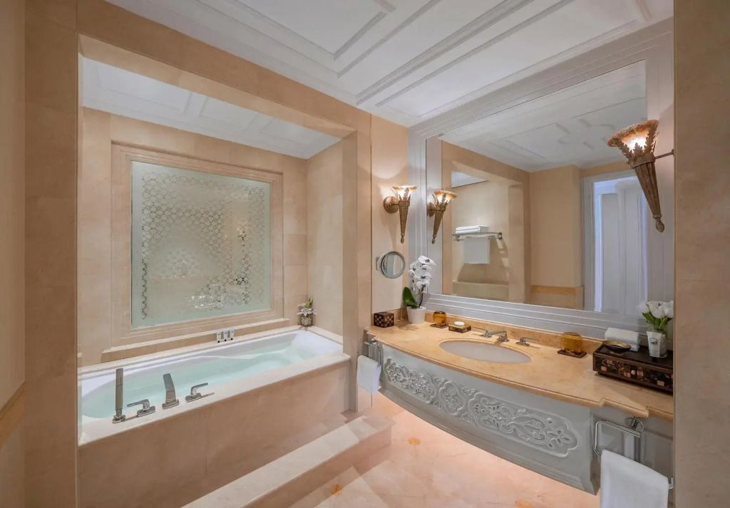 Elegantes Badezimmer mit Marmorelementen und großzügiger Badewanne