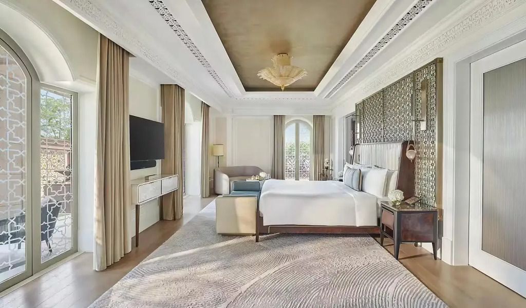 Luxuriöses Schlafzimmer mit Doppelbett und stilvollem Interieur
