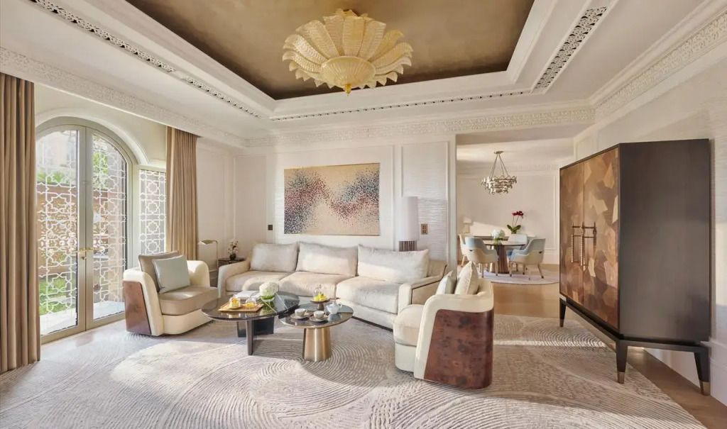 Geräumiges Wohnzimmer mit eleganten Möbeln und Kunstgemälde