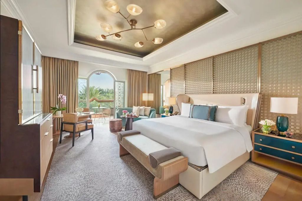 Luxuriöses Deluxe Zimmer mit großem Doppelbett und Blick auf den Garten